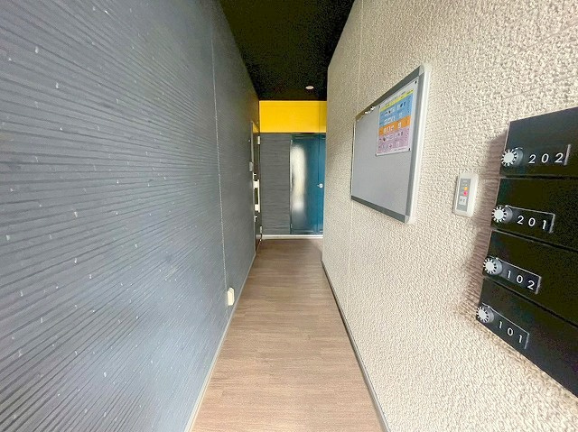 プルメリア西三国4番館のエントランス