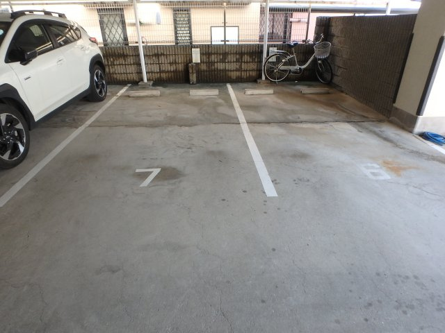 HACHIBUSE御影の駐車場