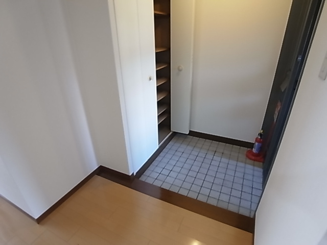 フローラ東御影の玄関