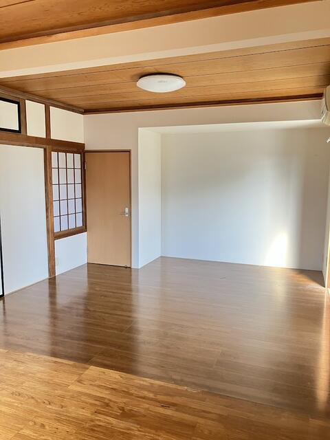 宇都宮市戸祭3丁目　5DK　中古住宅の居間・リビング|２階洋間