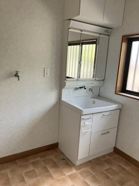 宇都宮市戸祭3丁目　5DK　中古住宅の独立洗面台