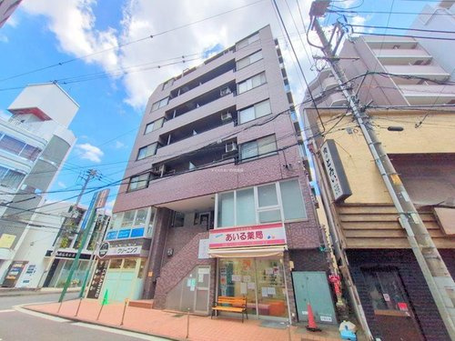 メイロイヤル綱島の外観|横浜市港北区綱島西2丁目にあるメイロイヤル綱島は、東急東横線の綱島駅から徒歩3分と駅からの近さが魅力です。外観はベージュ系の8階建てタイル貼りで、1階～2階には店舗・事務所が入っています。