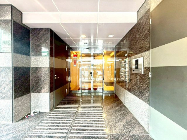 メイロイヤル綱島のその他共用部分|高級感漂う石調タイルが印象的なエントランス。オートロック完備でセキュリティも安心、上質な住まいへの期待を高めます。