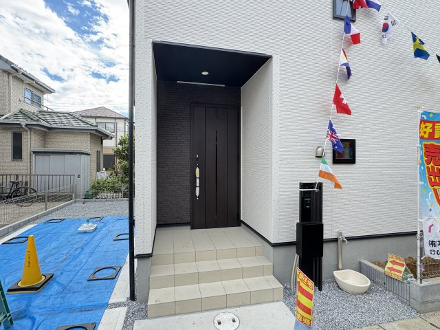 三郷市戸ケ崎１丁目新築戸建【戸ヶ崎小学校：7分】のエントランス|エントランス・玄関ポーチ