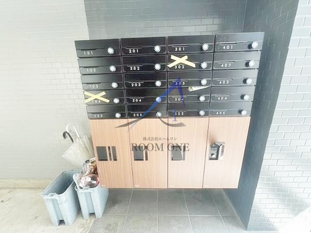 ReDEAL町屋レジデンスのその他共用部分|集合ポストと宅配ボックスです。