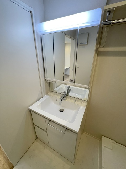 La Maison 友の洗面所|★三面鏡付き洗面台★