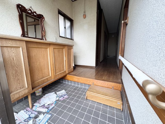 綺麗な空き家で新生活♪足利市福富町の玄関|明るい玄関です