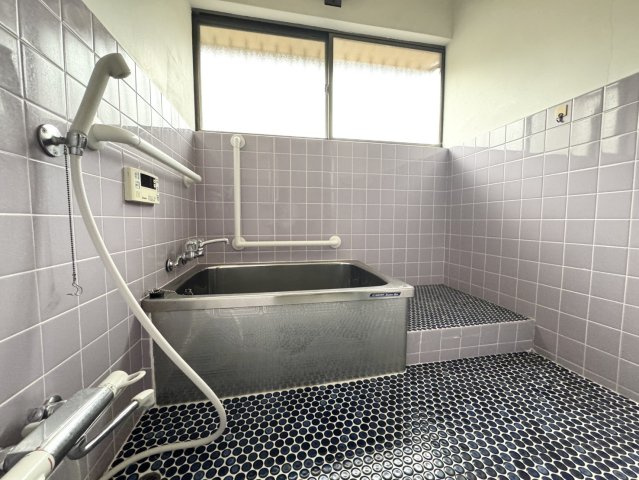 綺麗な空き家で新生活♪足利市福富町の浴室|落ち着いた空間のお風呂です