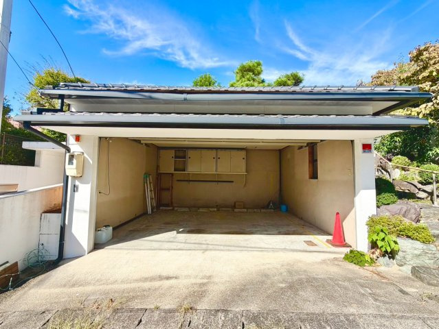 千種区春里町二丁目戸建の駐車場|電動シャッター付車庫