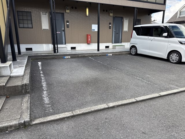 姫路市飾磨区山崎のハイツの駐車場