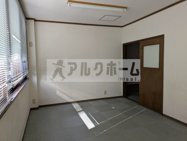 乾ビルの内装