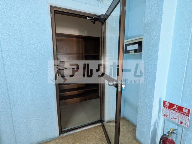 乾ビルの内装