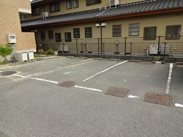 メゾンアポロの駐車場