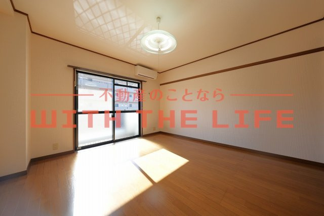 コンフォールⅢ【キャッシュバック賃貸】の居間・リビング|ゆったりとした居間です