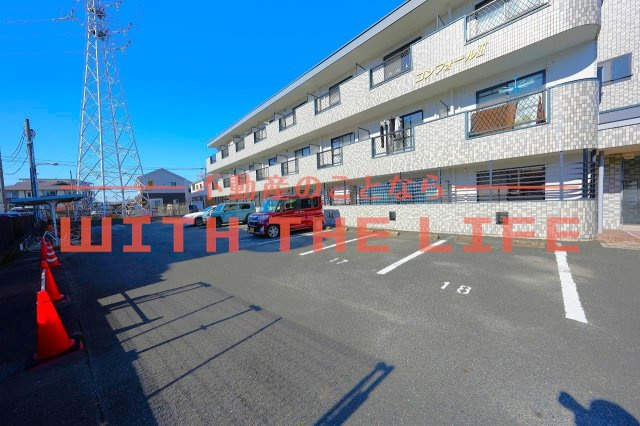 コンフォールⅢ【キャッシュバック賃貸】の駐車場|駐車場があるので、車を買う予定の方も安心です