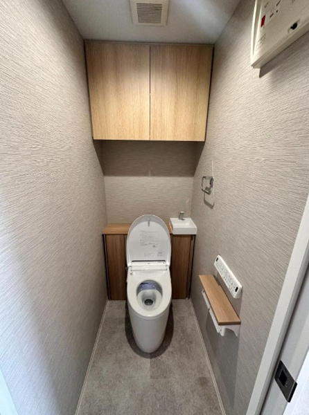 【トイレ】 | 【トイレ】吊戸棚収納付きのトイレです！清潔感を保てます◎