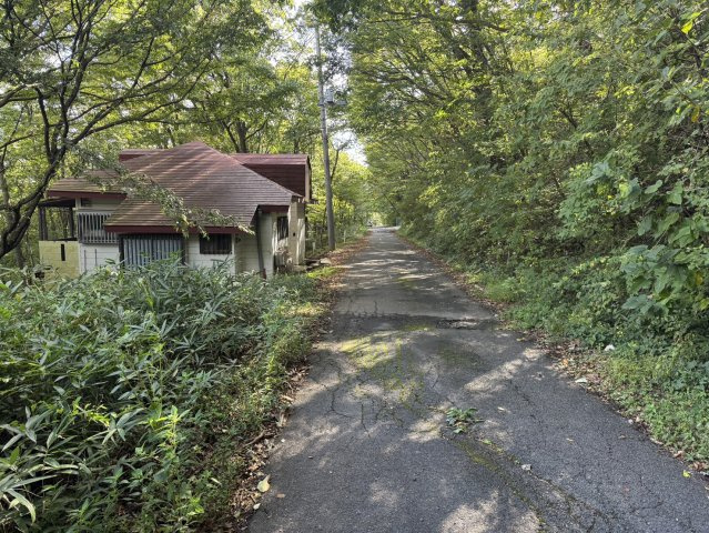 岩風呂付きのオシャレな別荘♪高久乙の前面道路含む現地写真|前面道路含む現地写真です