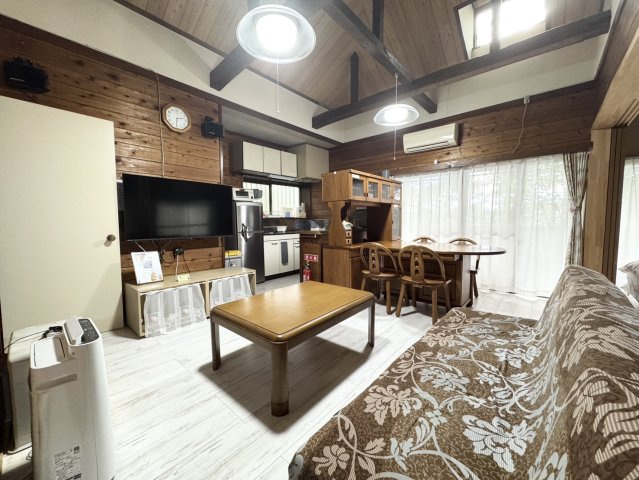 岩風呂付きのオシャレな別荘♪高久乙の居間・リビング|こちらのリビングで趣味の時間をお楽しみください