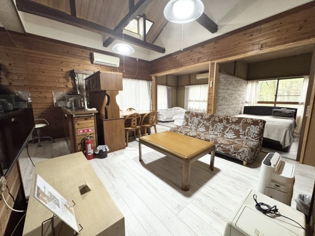 岩風呂付きのオシャレな別荘♪高久乙の居間・リビング|おしゃれな居間です