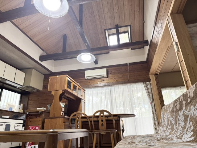 岩風呂付きのオシャレな別荘♪高久乙の居間・リビング|おしゃれな居間です