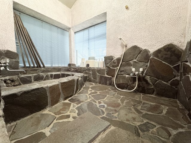 岩風呂付きのオシャレな別荘♪高久乙の浴室|ゆったり過ごせる岩風呂です