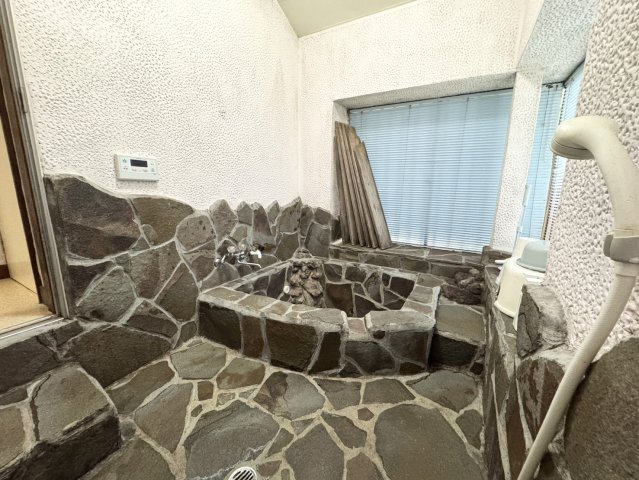 岩風呂付きのオシャレな別荘♪高久乙の浴室|日々の疲れを癒す岩風呂付です