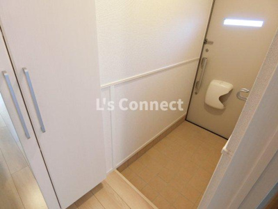 【玄関】 | フィオーレ８ | 背の高い下駄箱には鏡付きで身だしなみチェック。