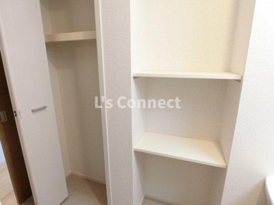 【設備】 | フィオーレ８ | 洗面所にも棚があります。