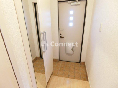 【玄関】 | ブレスサイドヒルズＧ | 背の高い下駄箱には鏡付きで身だしなみチェック。