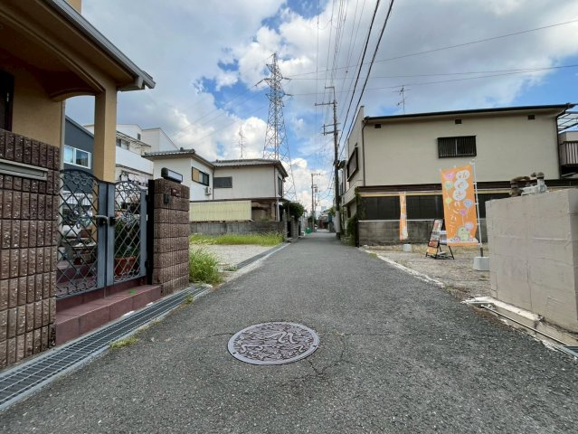 寺本5丁目　建築条件付土地　Aプランの前面道路含む現地写真|おうちの西側は通路のため通風良好！花里小学校まで歩５分！ママもお子様も安心の距離です♪公園も近くにあり子育てしやすい環境です♪
