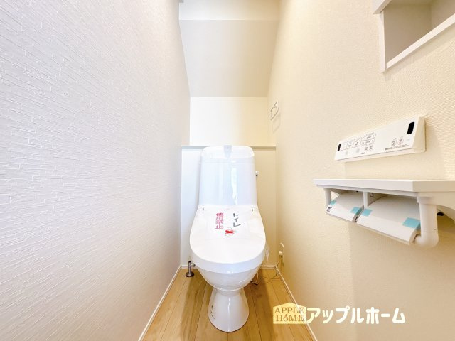 【新築住宅】東松山市石橋 第1期 全4棟のトイレ|温水洗浄器付き便座を標準装備してます♪窓付きで明るく、快適空間となっております。毎日使う場所だからこその配慮です。