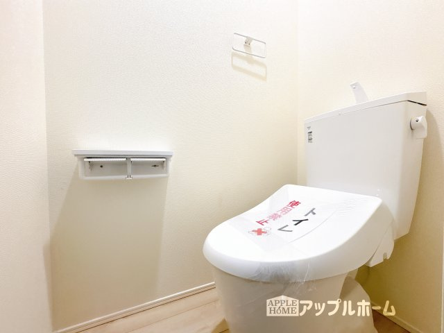 【新築住宅】東松山市石橋 第1期 全4棟のトイレ|温水洗浄器付き便座を標準装備してます♪窓付きで明るく、快適空間となっております。毎日使う場所だからこその配慮です。