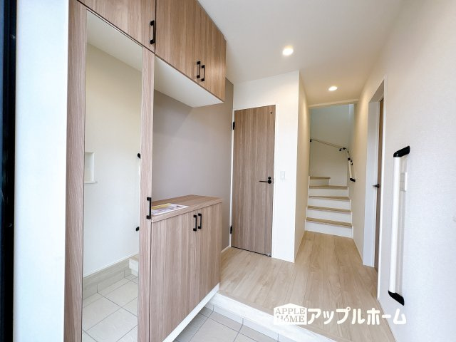 【新築住宅】東松山市石橋 第1期 全4棟の玄関|明るくて清潔感溢れる玄関。便利な下駄箱収納付きです♪散らかりがちな玄関もすっきりと片付きます。