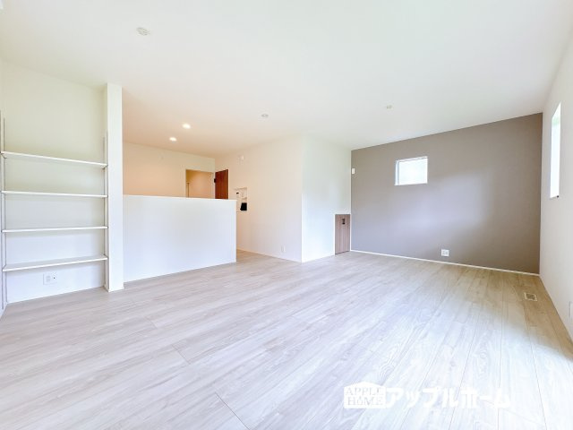 【新築住宅】東松山市石橋 第1期 全4棟の居間・リビング|広々リビング×対面キッチンで家族の会話も弾みます♪家族団らんの秘訣は間取りにあり★夢のマイホームを一緒に叶えましょう！