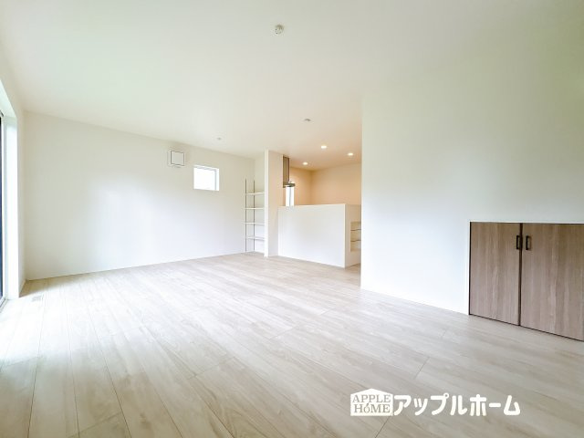 【新築住宅】東松山市石橋 第1期 全4棟の居間・リビング|窓から差し込む光で家族を温かく包み込みます。明るいリビングで子育てする喜びを★いつでも見学可能です！