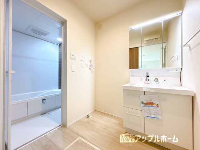 【新築住宅】東松山市石橋 第1期 全4棟の洗面所|三面鏡付きの洗面化粧台ですので、たっぷりと収納いただけます。白を基調とした清潔感のある快適空間です。毎日の身支度も気持ち良くお使い頂けます！！