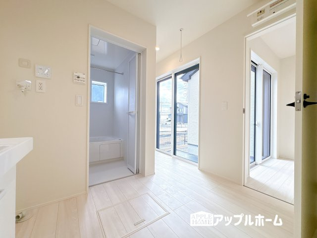 【新築住宅】東松山市石橋 第1期 全4棟の洗面所|大型洗面室吊り下げ物干し付き