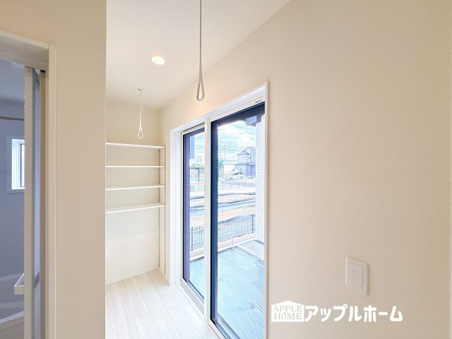 【新築住宅】東松山市石橋 第1期 全4棟のバルコニー|奥には便利な可動棚もあります