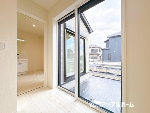 【新築住宅】東松山市石橋 第1期 全4棟のバルコニー|家族分の洗濯物もしっかり干せます。日当たりも良く、毎日のお洗濯が楽しくなりそう♪お布団は手軽に干せていつもポカポカに☆