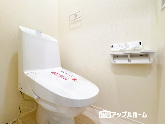 【新築住宅】東松山市石橋 第1期 全4棟のトイレ|温水洗浄器付き便座を標準装備してます♪窓付きで明るく、快適空間となっております。毎日使う場所だからこその配慮です。