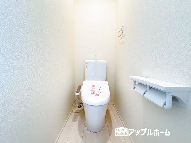 【新築住宅】東松山市石橋 第1期 全4棟のトイレ|温水洗浄器付き便座を標準装備してます♪窓付きで明るく、快適空間となっております。毎日使う場所だからこその配慮です。