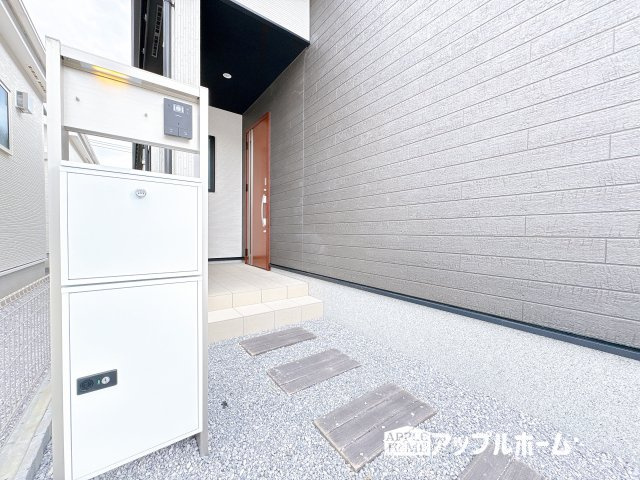 【新築住宅】東松山市石橋 第1期 全4棟のエントランス|便利な宅配ボックス付き