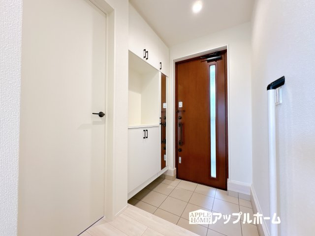 【新築住宅】東松山市石橋 第1期 全4棟の玄関|明るくて清潔感溢れる玄関。便利な下駄箱収納付きです♪散らかりがちな玄関もすっきりと片付きます。