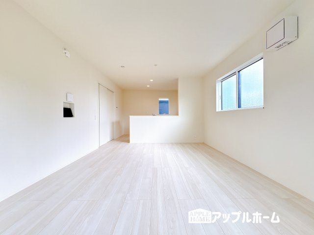 【新築住宅】東松山市石橋 第1期 全4棟の居間・リビング|広々リビング×対面キッチンで家族の会話も弾みます♪家族団らんの秘訣は間取りにあり★夢のマイホームを一緒に叶えましょう！