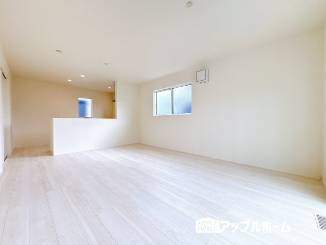 【新築住宅】東松山市石橋 第1期 全4棟の居間・リビング|窓から差し込む光で家族を温かく包み込みます。明るいリビングで子育てする喜びを★いつでも見学可能です！