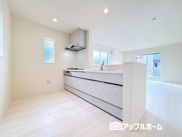 【新築住宅】東松山市石橋 第1期 全4棟のキッチン|キッチンから部屋中が見守れるので、小さなお子様がいるご家庭でも安心です。シンプル×ナチュラルな温かい空間は、どんなスタイルの家具も合わせやすいお部屋です。