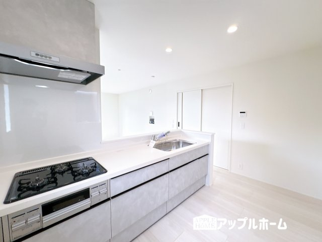 【新築住宅】東松山市石橋 第1期 全4棟のキッチン|見栄えもよくお手入れもスムーズに出来ます。豊富な収納力もございますので、キッチンスペースをスッキリとお使い頂けそうです。