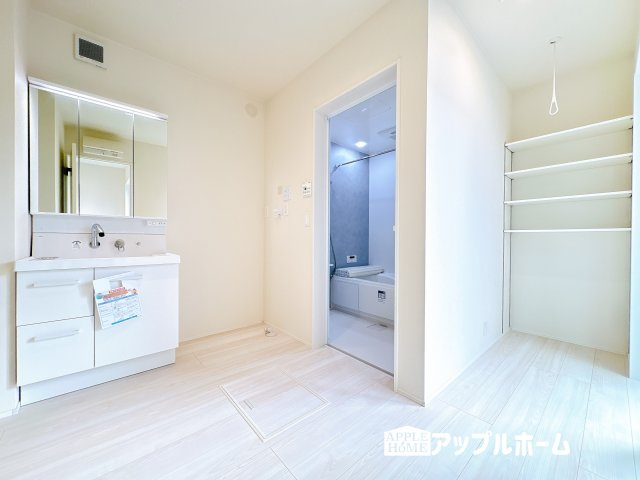 【新築住宅】東松山市石橋 第1期 全4棟の洗面所|三面鏡付きの洗面化粧台ですので、たっぷりと収納いただけます。白を基調とした清潔感のある快適空間です。毎日の身支度も気持ち良くお使い頂けます！！