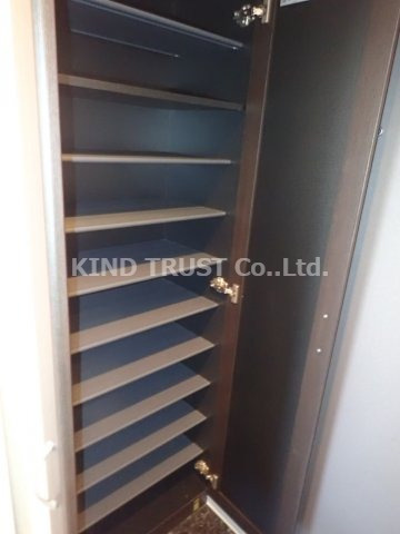 レオンコンフォート新梅田の玄関|シューズボックスです