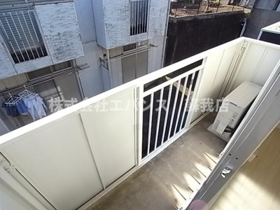 【バルコニー】 | レピュート高岡B | 暖かな日差しのふりそそぐバルコニー